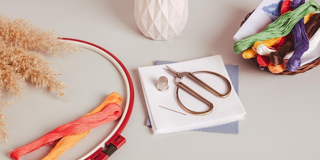 Stół roboczy z haftem i narzędziami