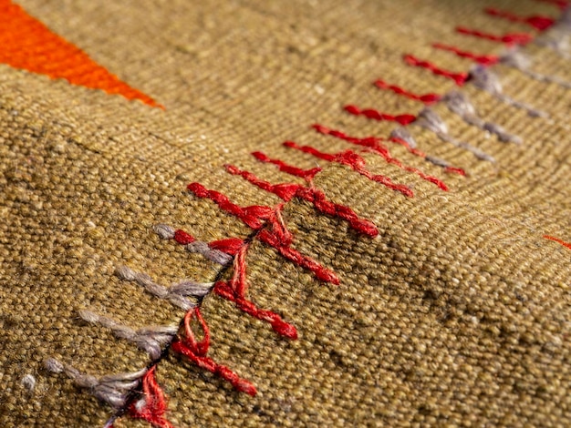 Ręcznie haftowany detal na tkaninie