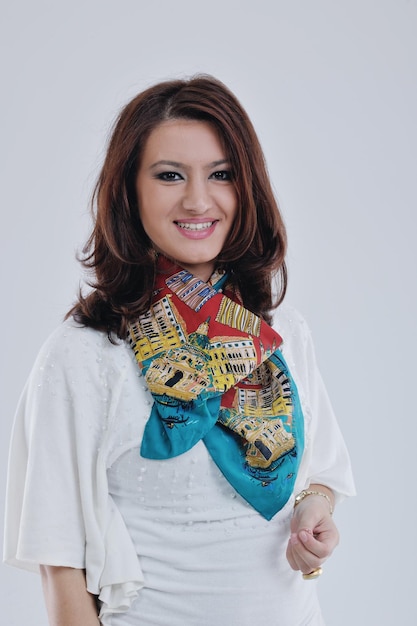 Kobieta trzymająca wyhaftowany obraz